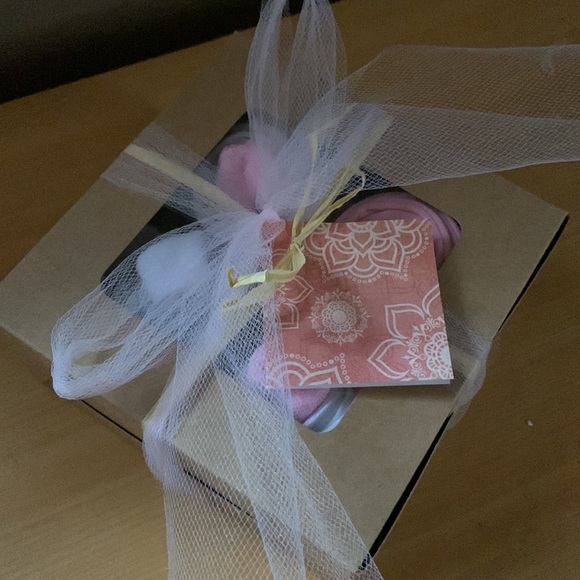 🧁Onesie & Socks Baby Girl Gift “CUPCAKES!” Onesies & Baby Socks Cupcake 4ct Box - Picture 6 of 13